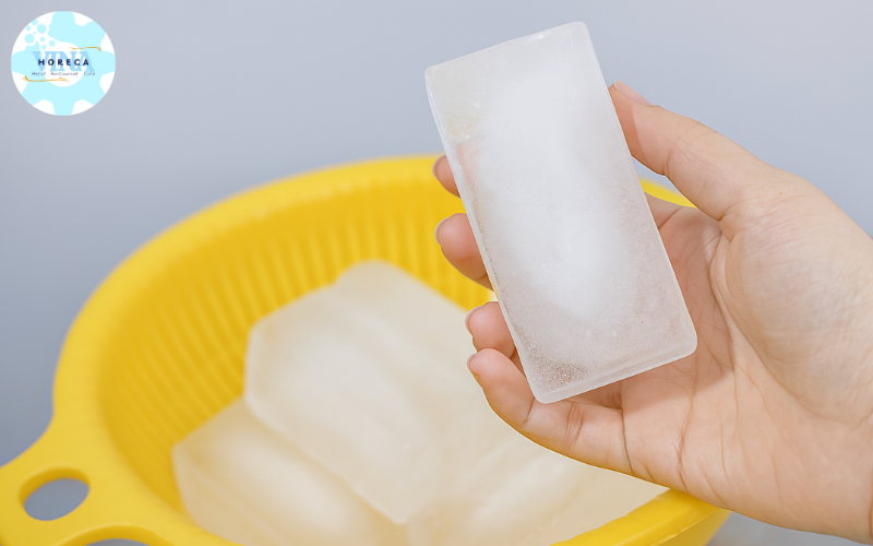 Đá uống bia làm từ khuôn máy làm đá